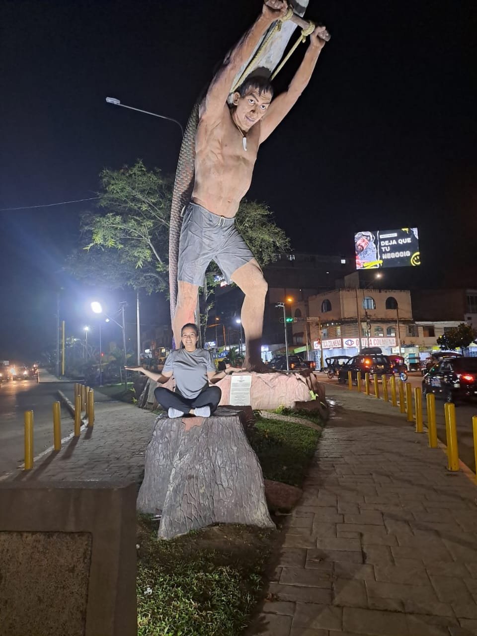 Escultura representativa y visitante en Pucallpa - Ayahuasca para el Mundo